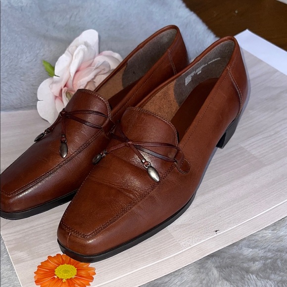 Elegant Brown Leather Slip-On Loafers with Tassel - Picture 8 of 10